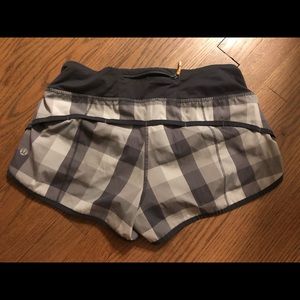 Lululemon woman plaid gray shorts size 6